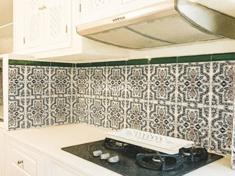 Discover this characterful, traditional Spanish-style villa in an exceptional location in Benahavís, set right beside the river. The villa offers five spacious bedrooms and three bathrooms, making it ideal for those looking for a generous family home or a