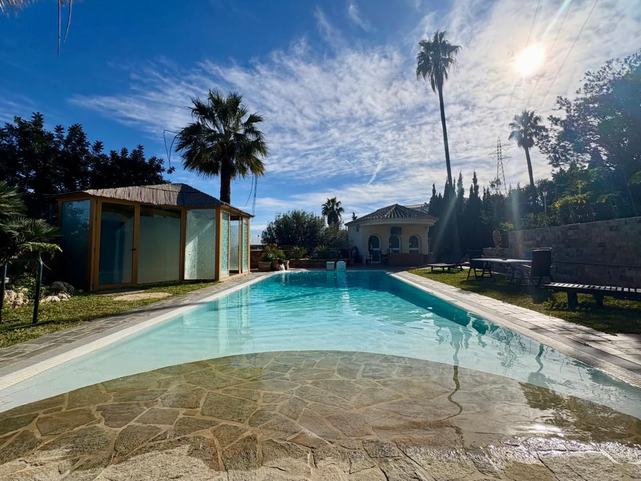 House - Detached Villa в продаже в Fuengirola, Málaga. В доме 5 спален и 4 ванных комнат. Площадь дома 504 м². Площадь участка 2437 м²