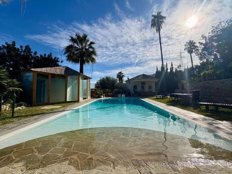 House - Detached Villa в продаже в Fuengirola, Málaga. В доме 5 спален и 4 ванных комнат. Площадь дома 504 м². Площадь участка 2437 м²