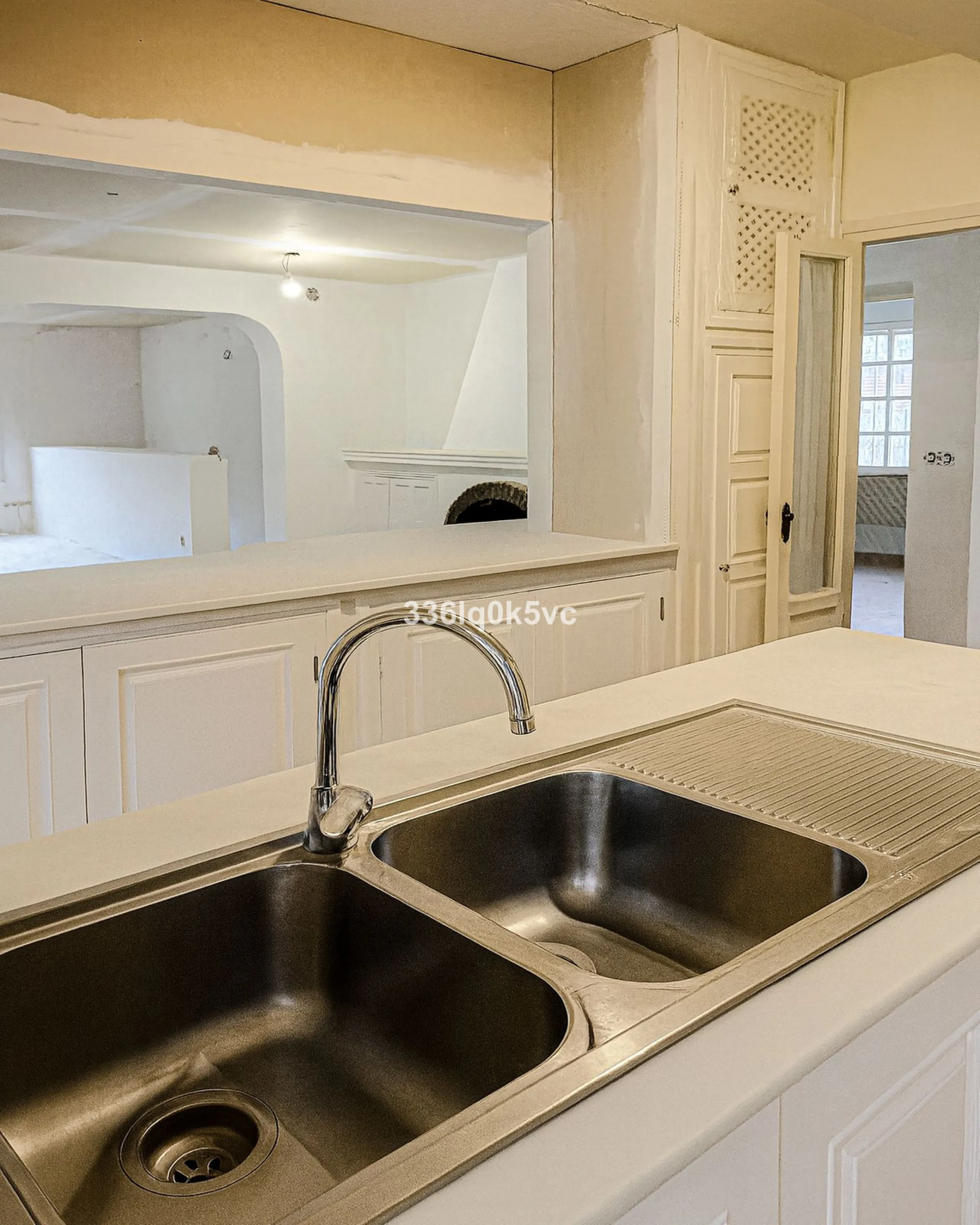 Discover this characterful, traditional Spanish-style villa in an exceptional location in Benahavís, set right beside the river. The villa offers five spacious bedrooms and three bathrooms, making it ideal for those looking for a generous family home or a