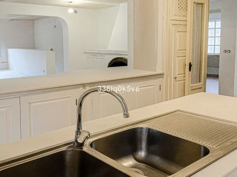 Discover this characterful, traditional Spanish-style villa in an exceptional location in Benahavís, set right beside the river. The villa offers five spacious bedrooms and three bathrooms, making it ideal for those looking for a generous family home or a
