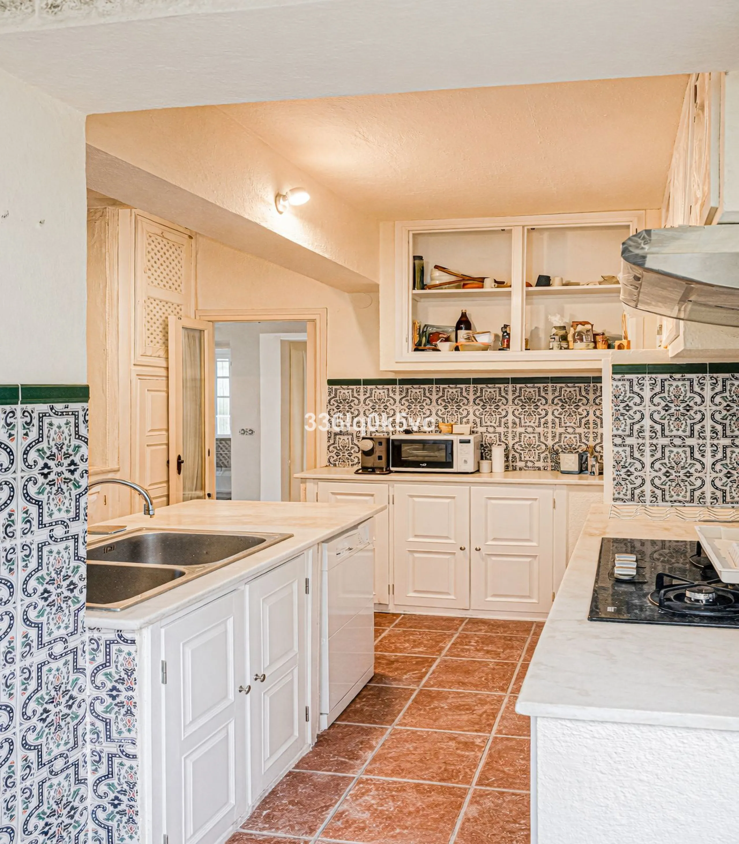 Discover this characterful, traditional Spanish-style villa in an exceptional location in Benahavís, set right beside the river. The villa offers five spacious bedrooms and three bathrooms, making it ideal for those looking for a generous family home or a
