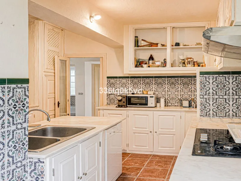 Discover this characterful, traditional Spanish-style villa in an exceptional location in Benahavís, set right beside the river. The villa offers five spacious bedrooms and three bathrooms, making it ideal for those looking for a generous family home or a
