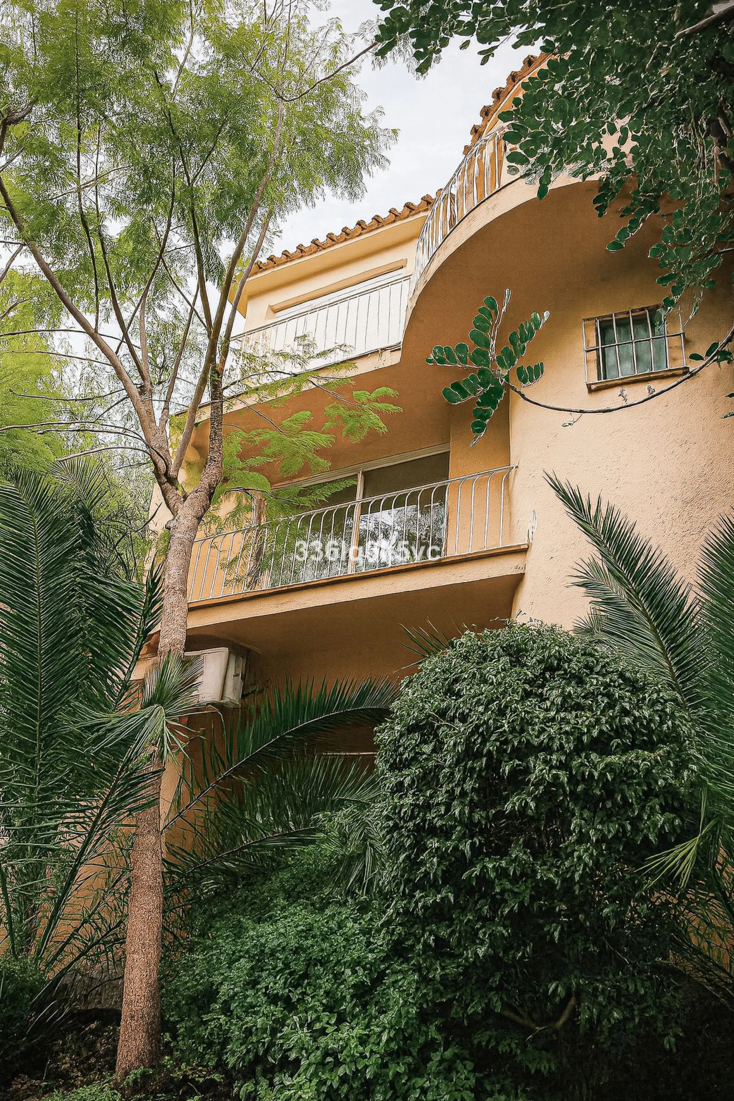 Discover this characterful, traditional Spanish-style villa in an exceptional location in Benahavís, set right beside the river. The villa offers five spacious bedrooms and three bathrooms, making it ideal for those looking for a generous family home or a