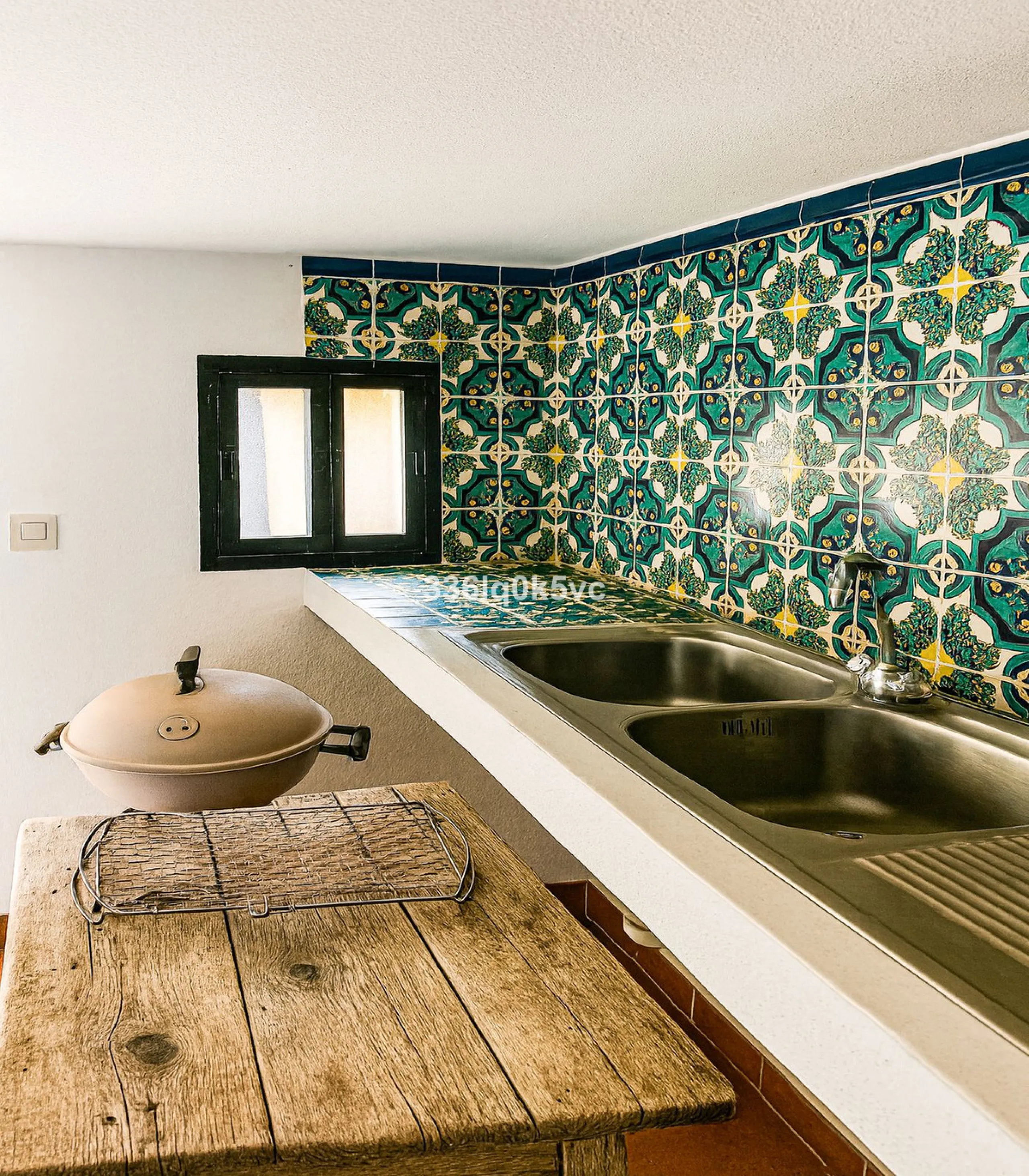 Discover this characterful, traditional Spanish-style villa in an exceptional location in Benahavís, set right beside the river. The villa offers five spacious bedrooms and three bathrooms, making it ideal for those looking for a generous family home or a