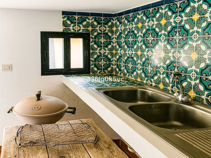 Discover this characterful, traditional Spanish-style villa in an exceptional location in Benahavís, set right beside the river. The villa offers five spacious bedrooms and three bathrooms, making it ideal for those looking for a generous family home or a