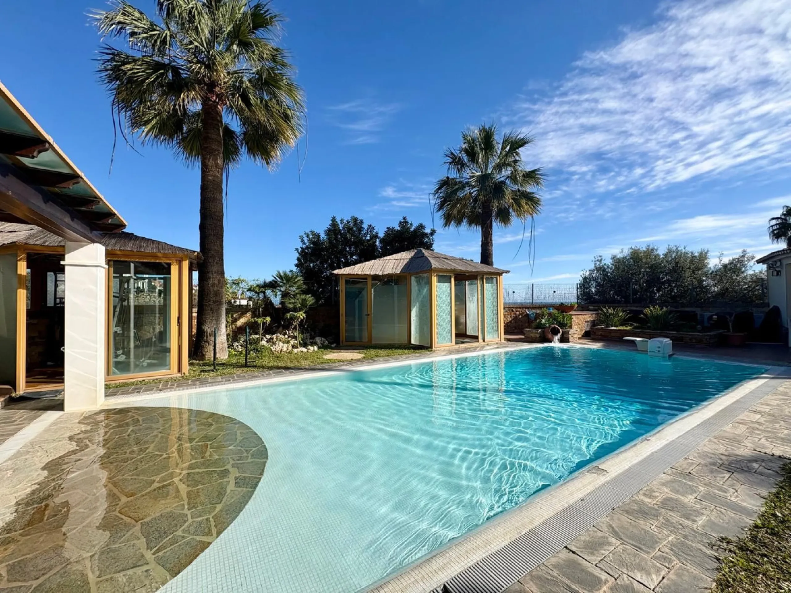 House - Detached Villa в продаже в Fuengirola, Málaga. В доме 5 спален и 4 ванных комнат. Площадь дома 504 м². Площадь участка 2437 м²