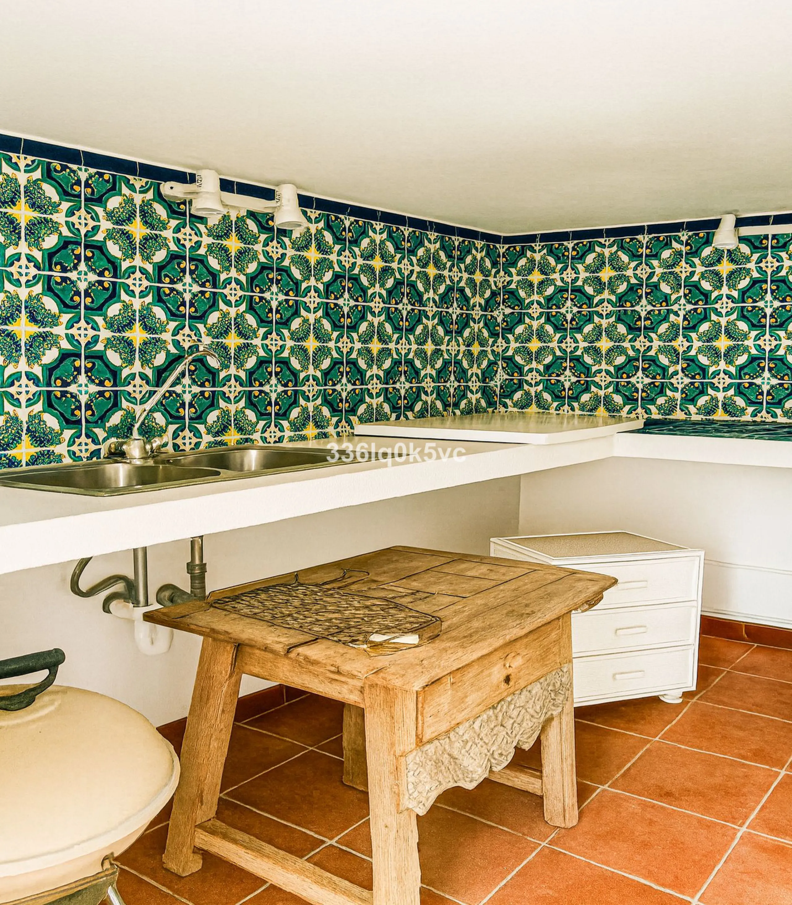 Discover this characterful, traditional Spanish-style villa in an exceptional location in Benahavís, set right beside the river. The villa offers five spacious bedrooms and three bathrooms, making it ideal for those looking for a generous family home or a
