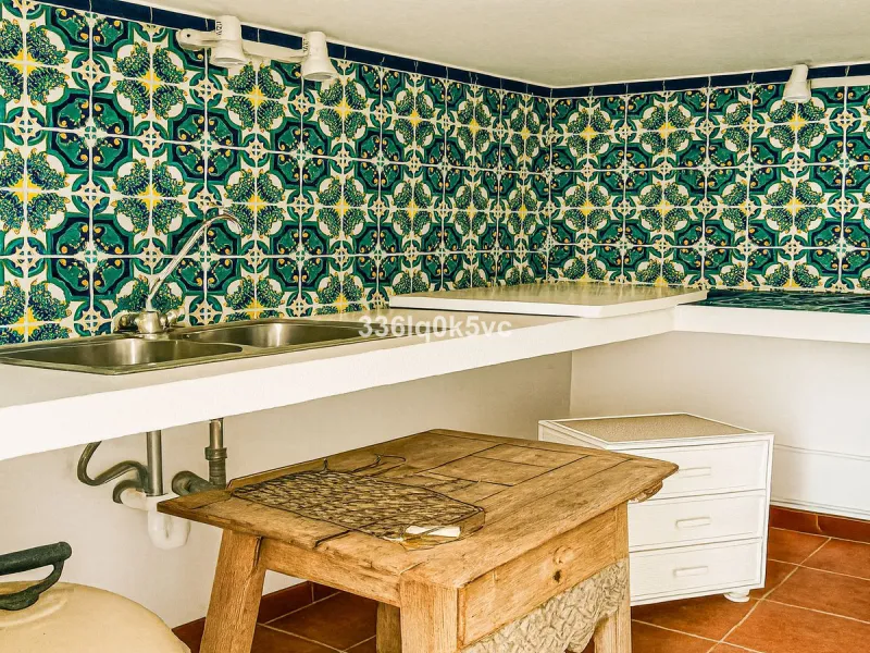 Discover this characterful, traditional Spanish-style villa in an exceptional location in Benahavís, set right beside the river. The villa offers five spacious bedrooms and three bathrooms, making it ideal for those looking for a generous family home or a