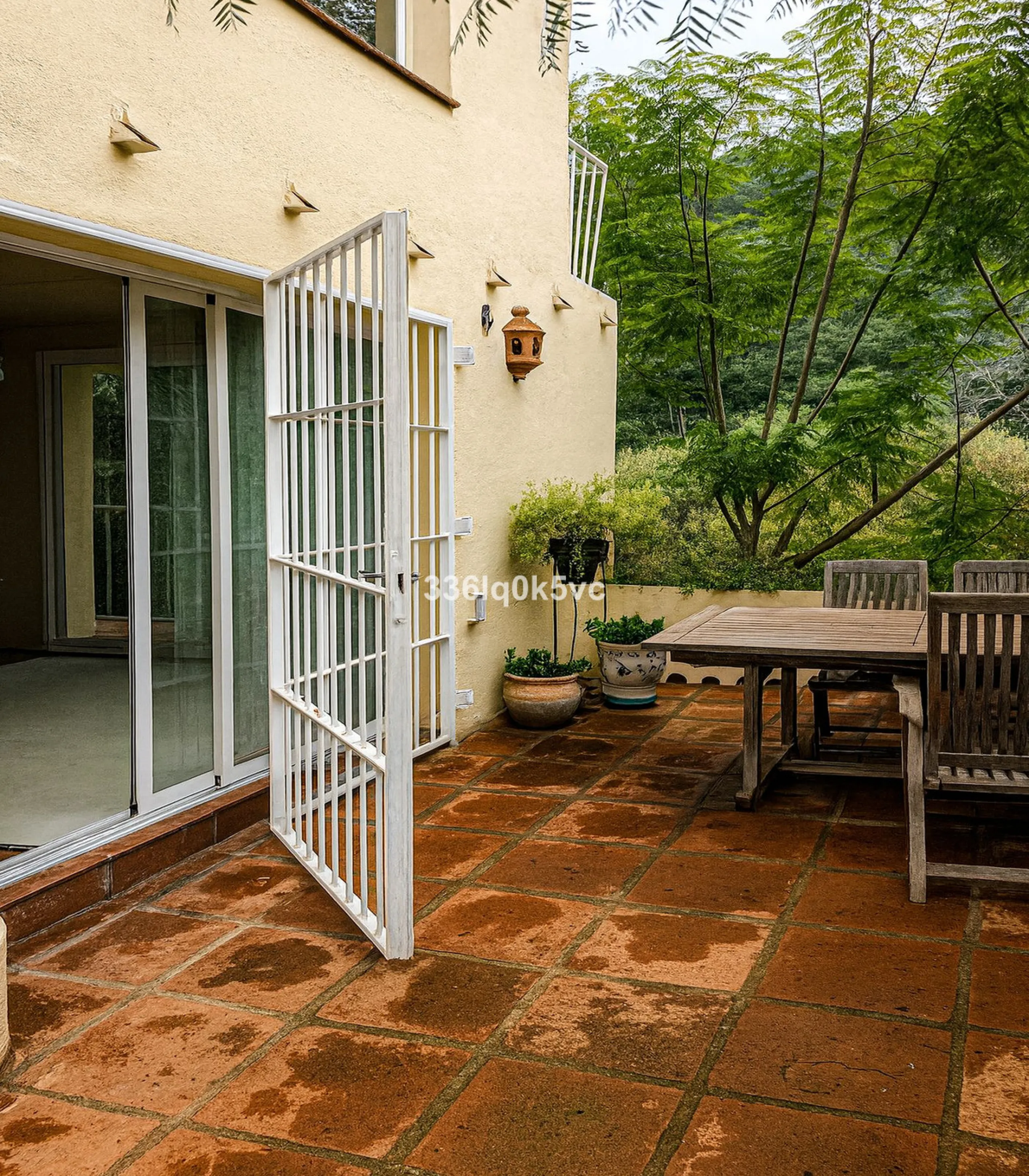 Discover this characterful, traditional Spanish-style villa in an exceptional location in Benahavís, set right beside the river. The villa offers five spacious bedrooms and three bathrooms, making it ideal for those looking for a generous family home or a