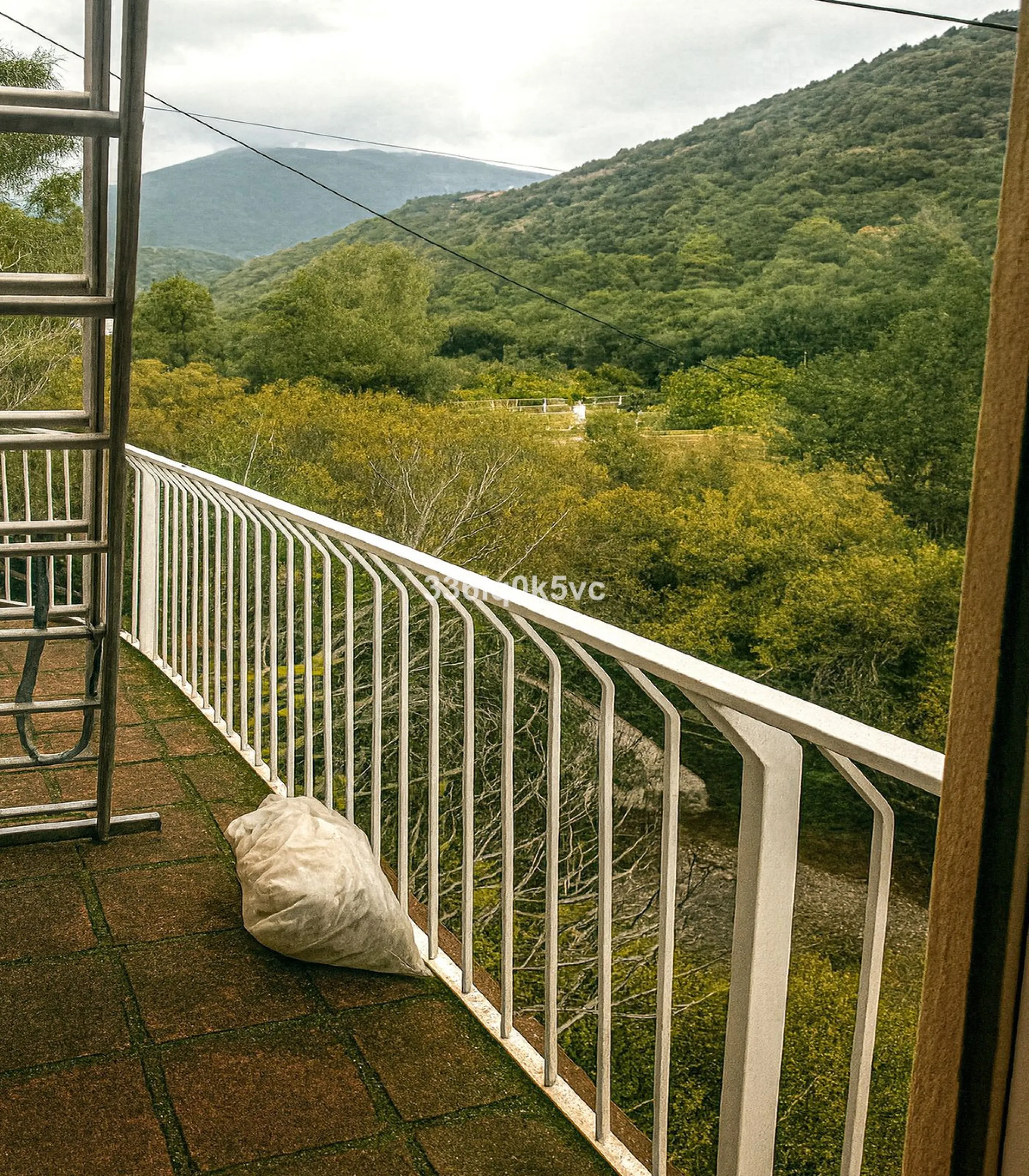 Discover this characterful, traditional Spanish-style villa in an exceptional location in Benahavís, set right beside the river. The villa offers five spacious bedrooms and three bathrooms, making it ideal for those looking for a generous family home or a