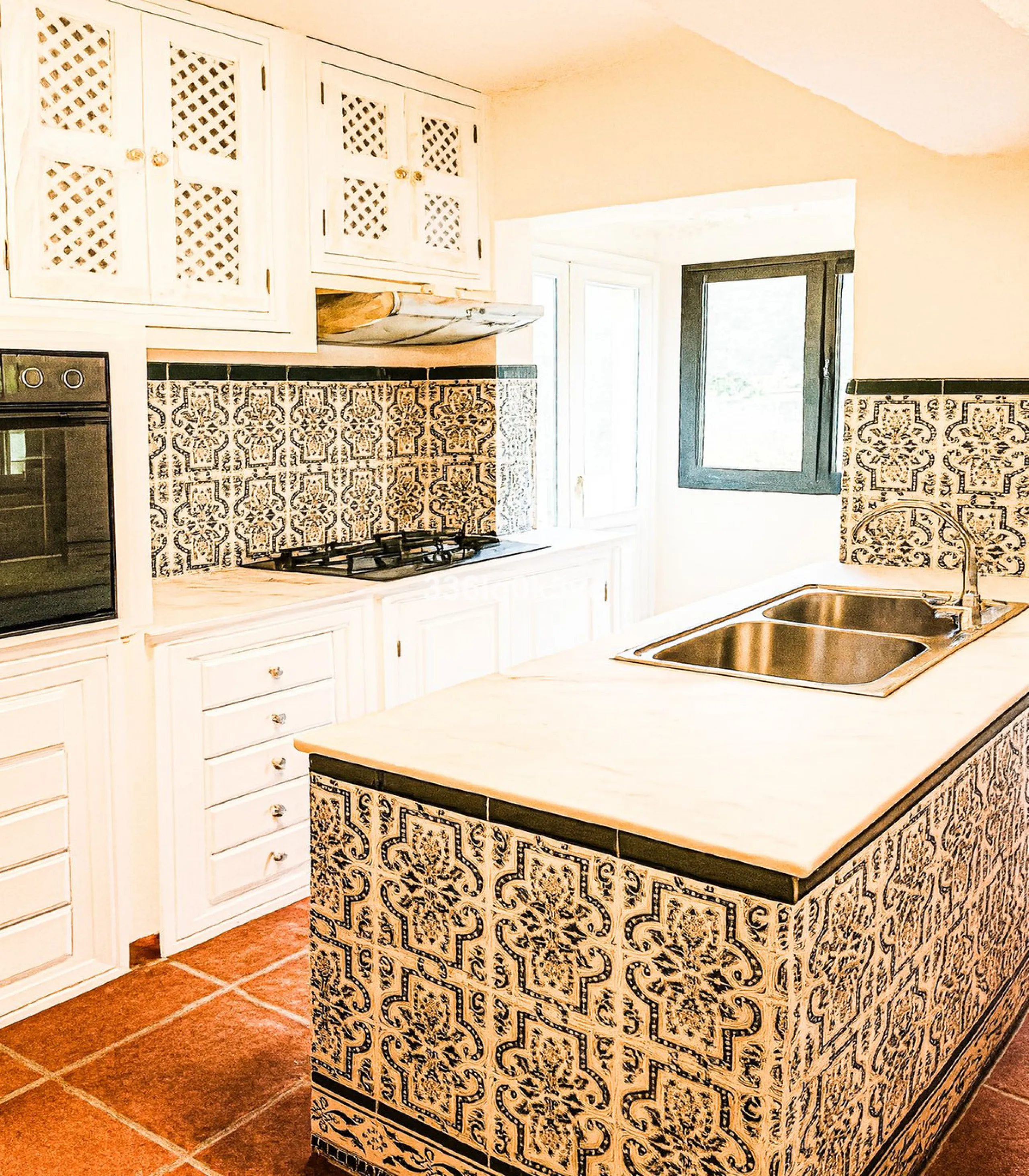 Discover this characterful, traditional Spanish-style villa in an exceptional location in Benahavís, set right beside the river. The villa offers five spacious bedrooms and three bathrooms, making it ideal for those looking for a generous family home or a
