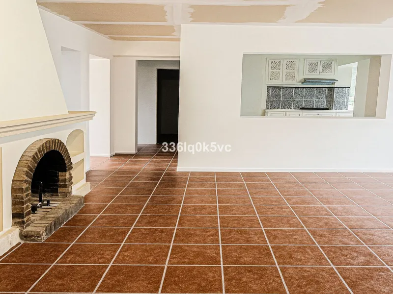 Discover this characterful, traditional Spanish-style villa in an exceptional location in Benahavís, set right beside the river. The villa offers five spacious bedrooms and three bathrooms, making it ideal for those looking for a generous family home or a
