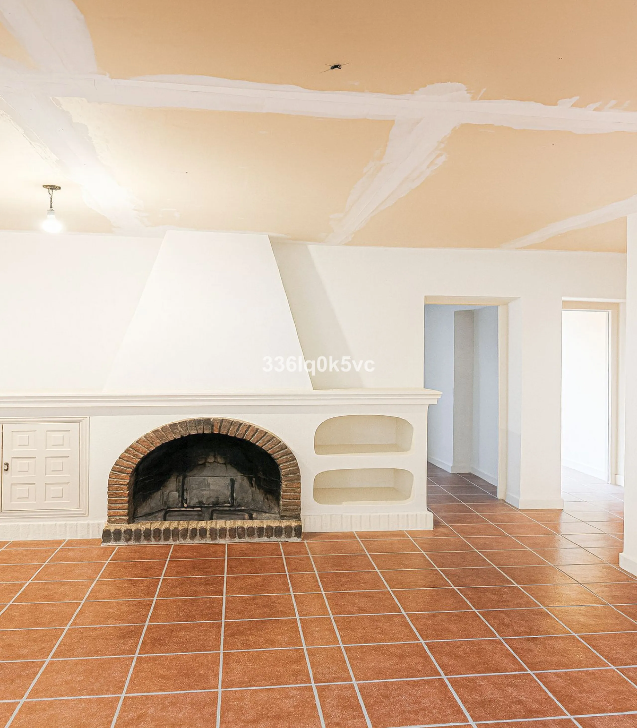 Discover this characterful, traditional Spanish-style villa in an exceptional location in Benahavís, set right beside the river. The villa offers five spacious bedrooms and three bathrooms, making it ideal for those looking for a generous family home or a