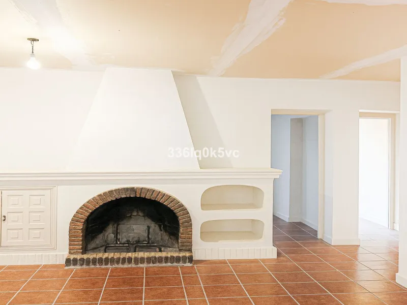 Discover this characterful, traditional Spanish-style villa in an exceptional location in Benahavís, set right beside the river. The villa offers five spacious bedrooms and three bathrooms, making it ideal for those looking for a generous family home or a