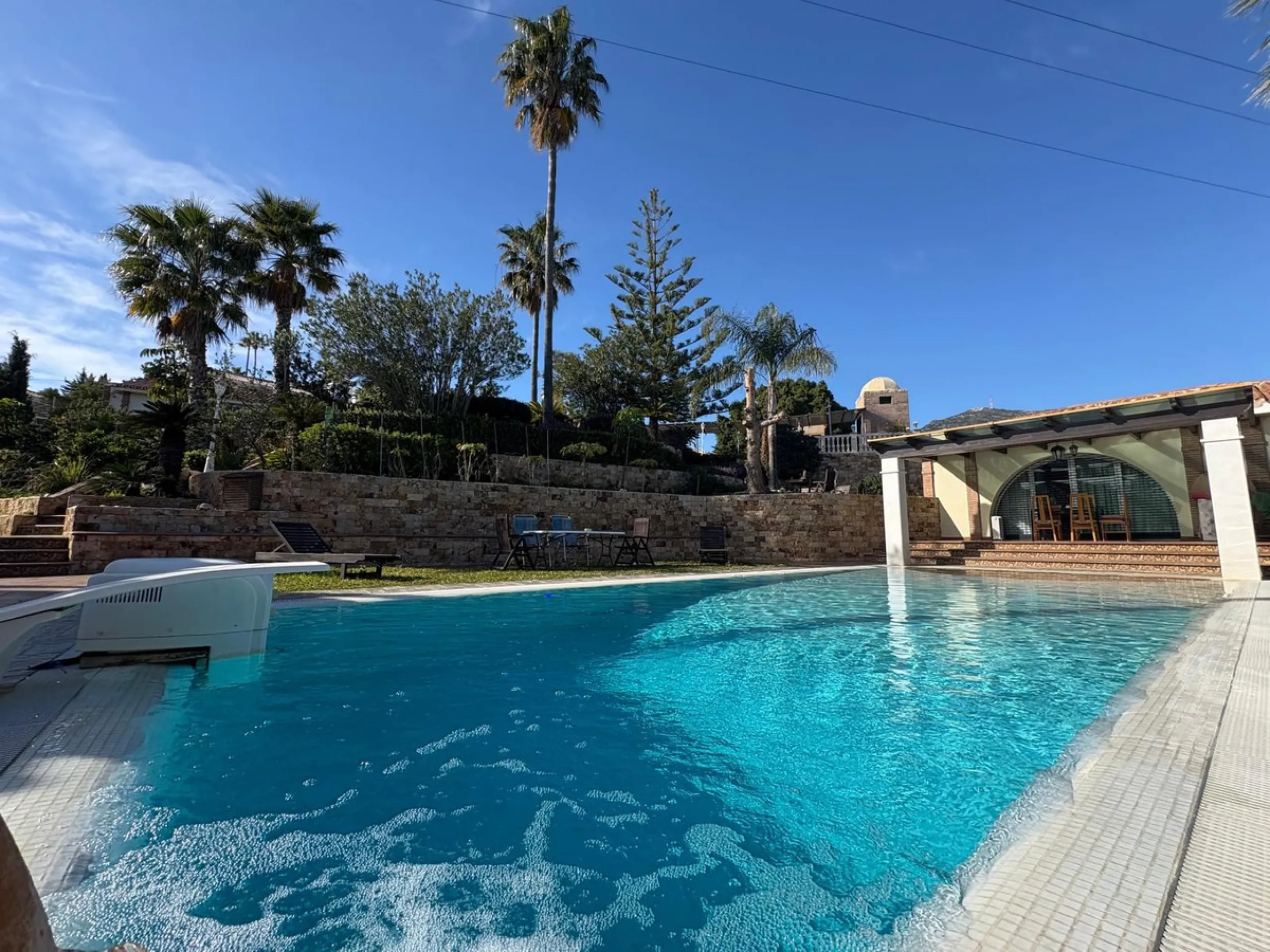 House - Detached Villa в продаже в Fuengirola, Málaga. В доме 5 спален и 4 ванных комнат. Площадь дома 504 м². Площадь участка 2437 м²