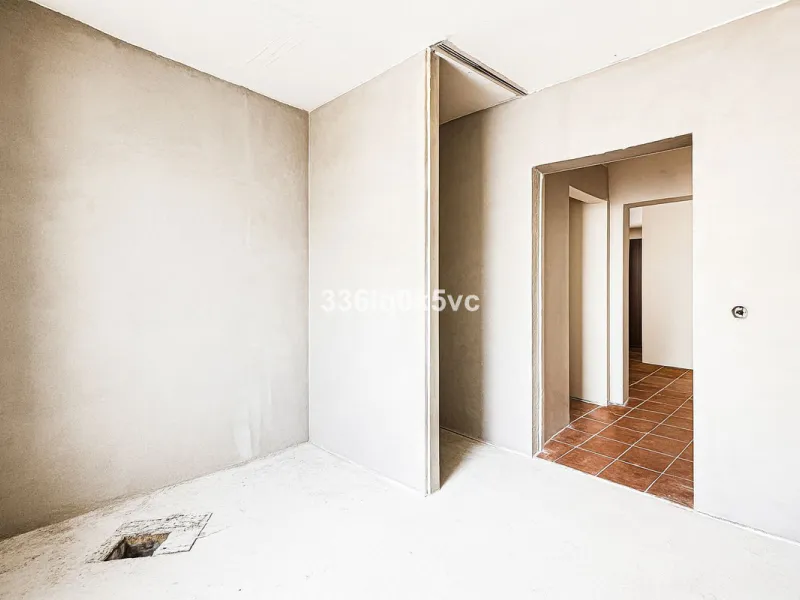 Discover this characterful, traditional Spanish-style villa in an exceptional location in Benahavís, set right beside the river. The villa offers five spacious bedrooms and three bathrooms, making it ideal for those looking for a generous family home or a
