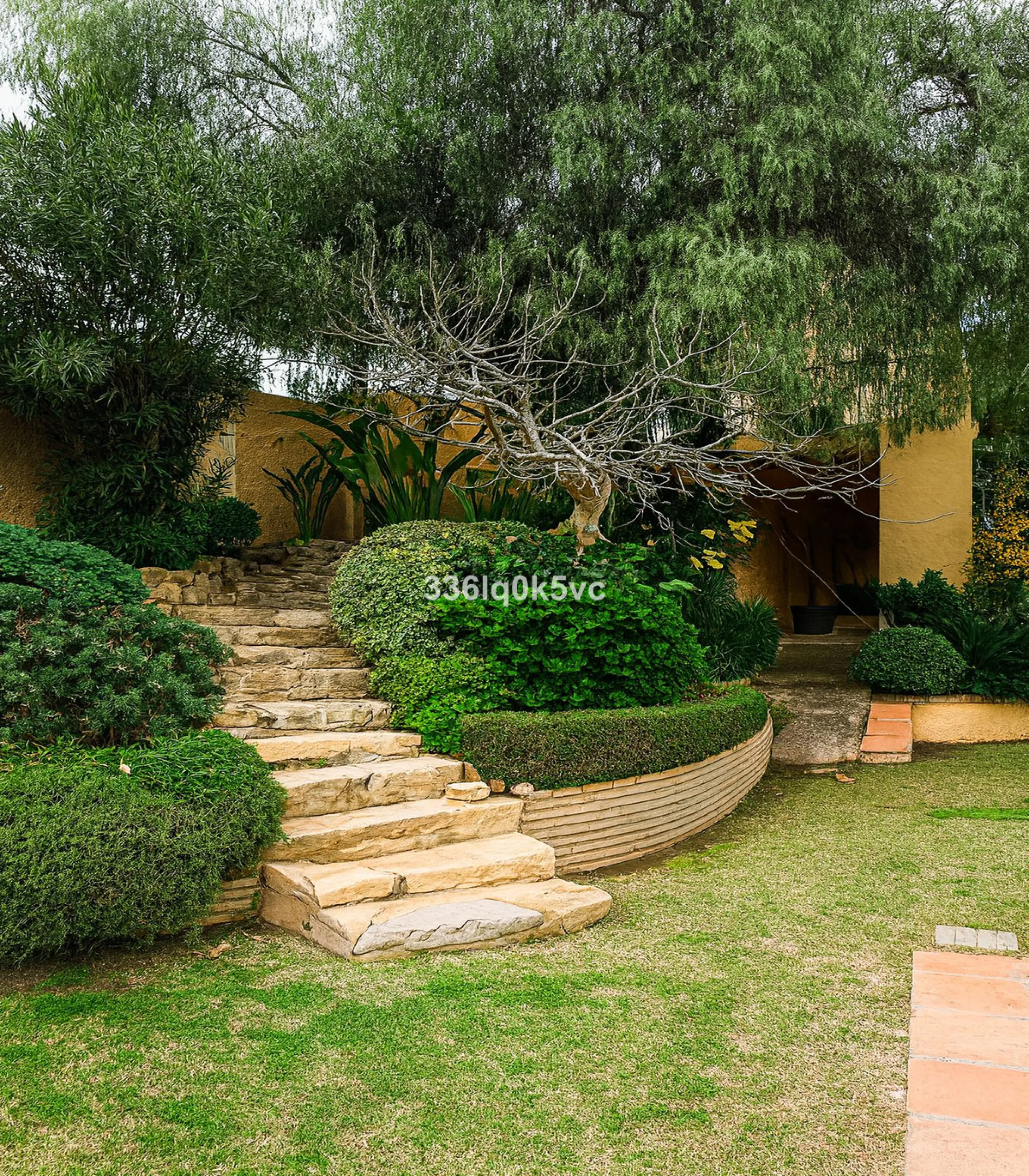 Discover this characterful, traditional Spanish-style villa in an exceptional location in Benahavís, set right beside the river. The villa offers five spacious bedrooms and three bathrooms, making it ideal for those looking for a generous family home or a