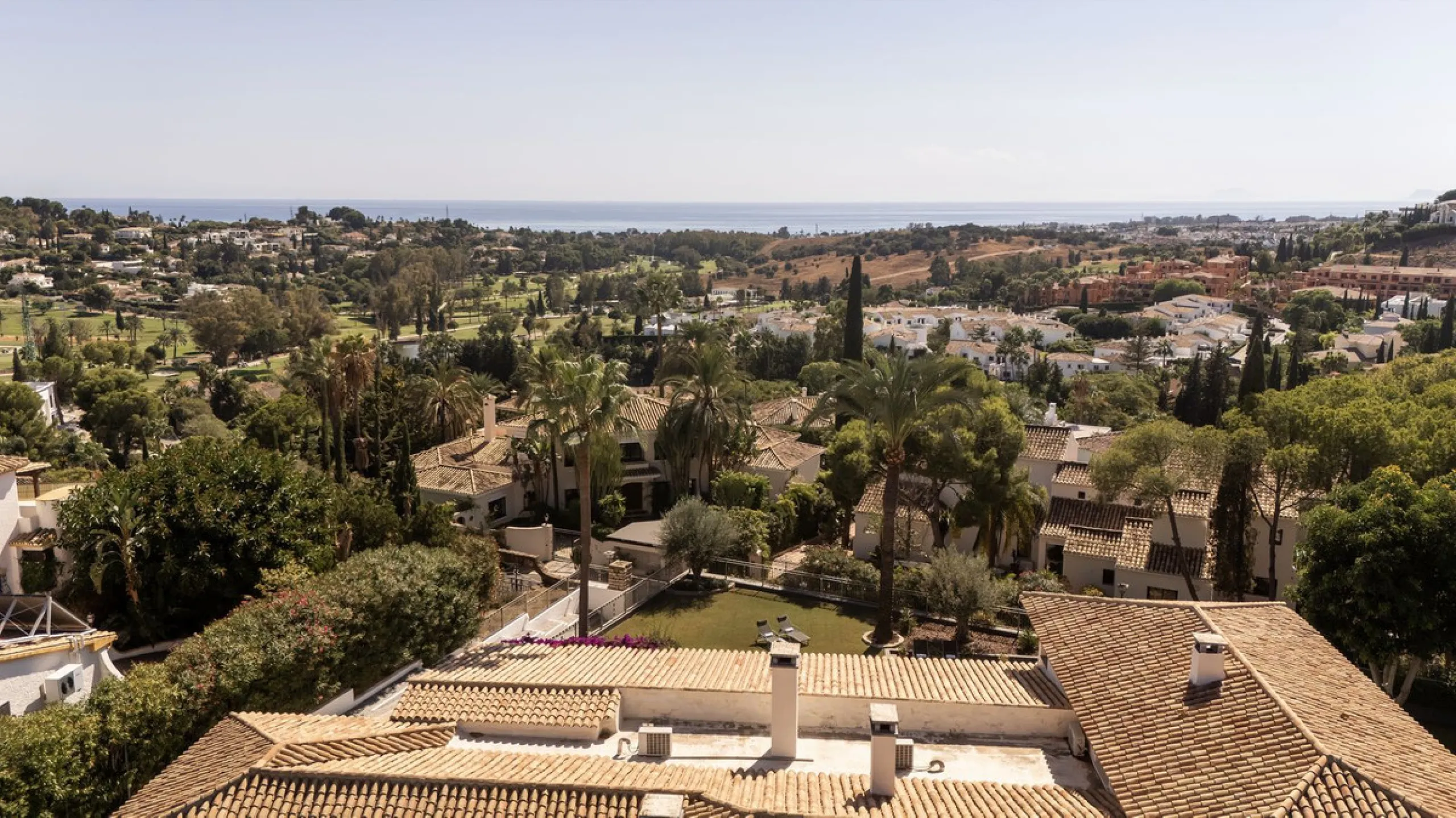 Located in the sought-after Benahavís area above El Paraíso Golf, this villa has a mix of elegance with andalucian charm. It sits on a elevated plot in a quiet cul-de-sac, offering privacy, sea views,tranquility and easy access to Marbella-Estepona.