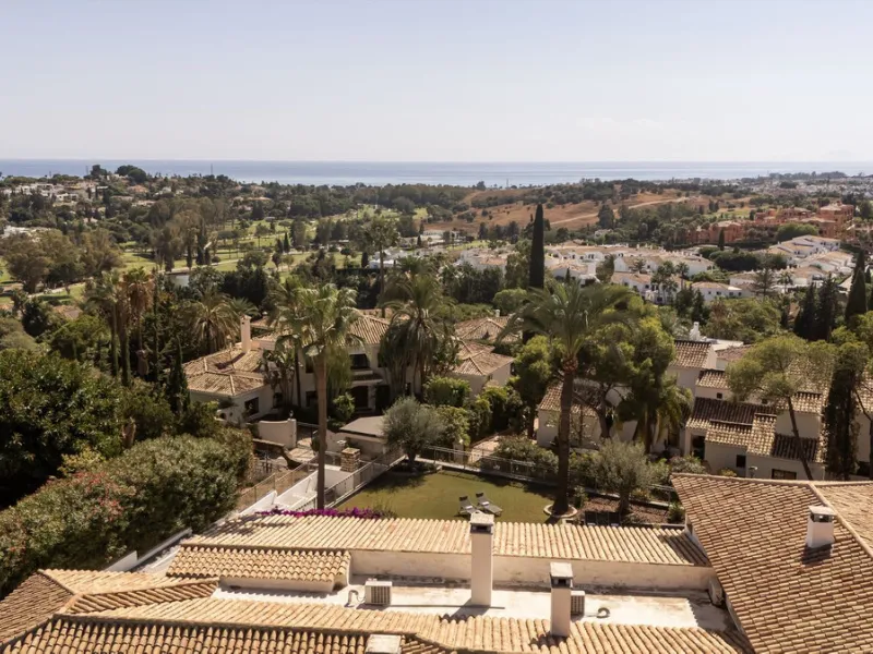 Located in the sought-after Benahavís area above El Paraíso Golf, this villa has a mix of elegance with andalucian charm. It sits on a elevated plot in a quiet cul-de-sac, offering privacy, sea views,tranquility and easy access to Marbella-Estepona.