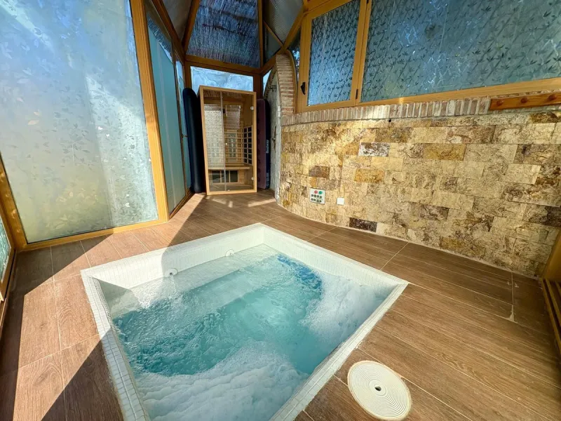House - Detached Villa в продаже в Fuengirola, Málaga. В доме 5 спален и 4 ванных комнат. Площадь дома 504 м². Площадь участка 2437 м²