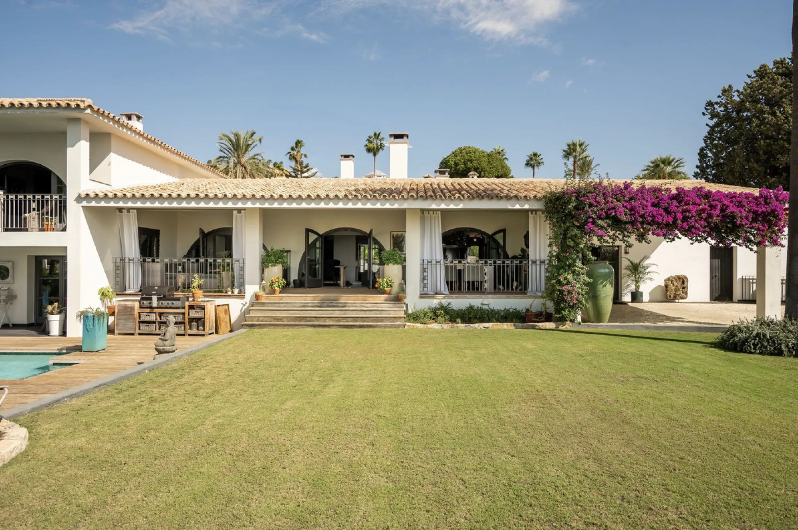 Located in the sought-after Benahavís area above El Paraíso Golf, this villa has a mix of elegance with andalucian charm. It sits on a elevated plot in a quiet cul-de-sac, offering privacy, sea views,tranquility and easy access to Marbella-Estepona.