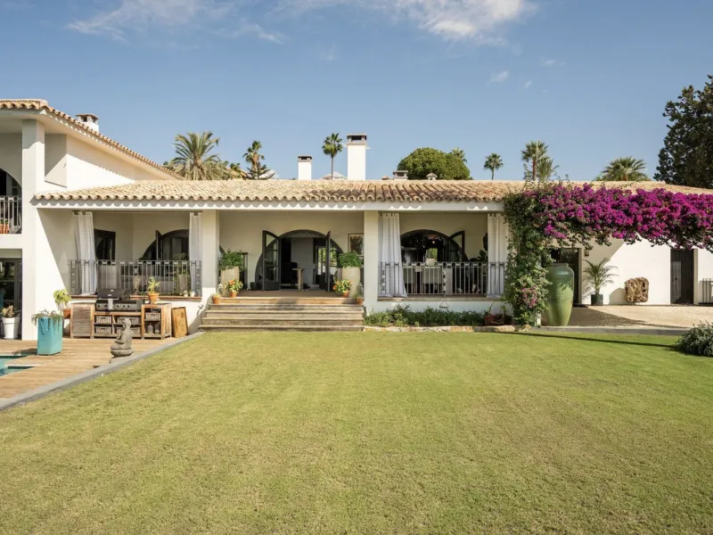 Located in the sought-after Benahavís area above El Paraíso Golf, this villa has a mix of elegance with andalucian charm. It sits on a elevated plot in a quiet cul-de-sac, offering privacy, sea views,tranquility and easy access to Marbella-Estepona.