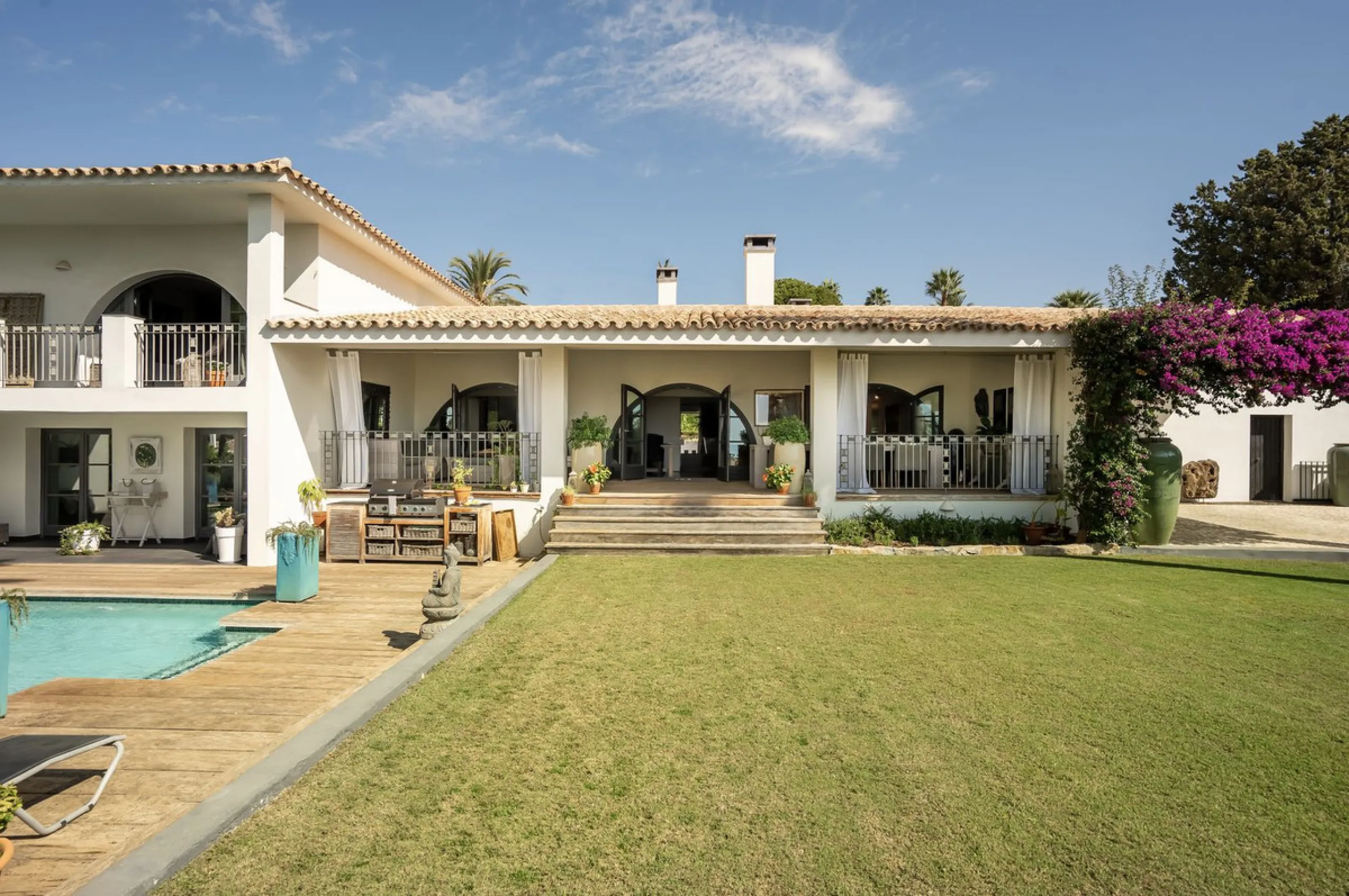 Located in the sought-after Benahavís area above El Paraíso Golf, this villa has a mix of elegance with andalucian charm. It sits on a elevated plot in a quiet cul-de-sac, offering privacy, sea views,tranquility and easy access to Marbella-Estepona.