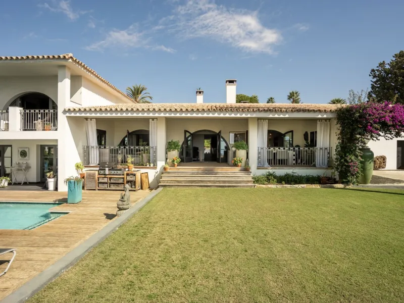 Located in the sought-after Benahavís area above El Paraíso Golf, this villa has a mix of elegance with andalucian charm. It sits on a elevated plot in a quiet cul-de-sac, offering privacy, sea views,tranquility and easy access to Marbella-Estepona.