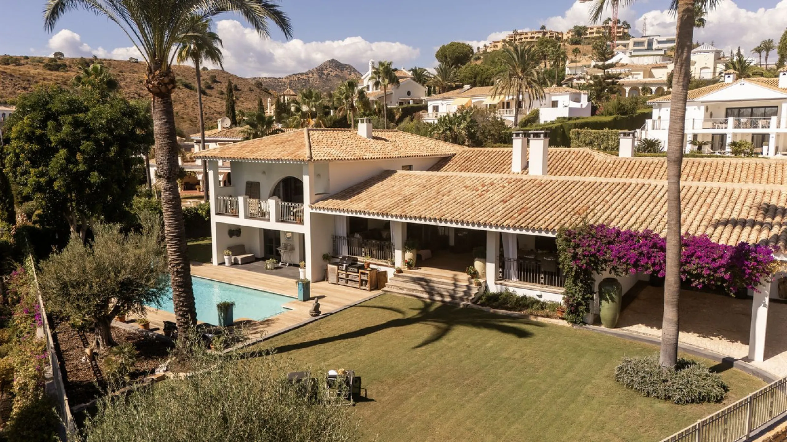 Located in the sought-after Benahavís area above El Paraíso Golf, this villa has a mix of elegance with andalucian charm. It sits on a elevated plot in a quiet cul-de-sac, offering privacy, sea views,tranquility and easy access to Marbella-Estepona.