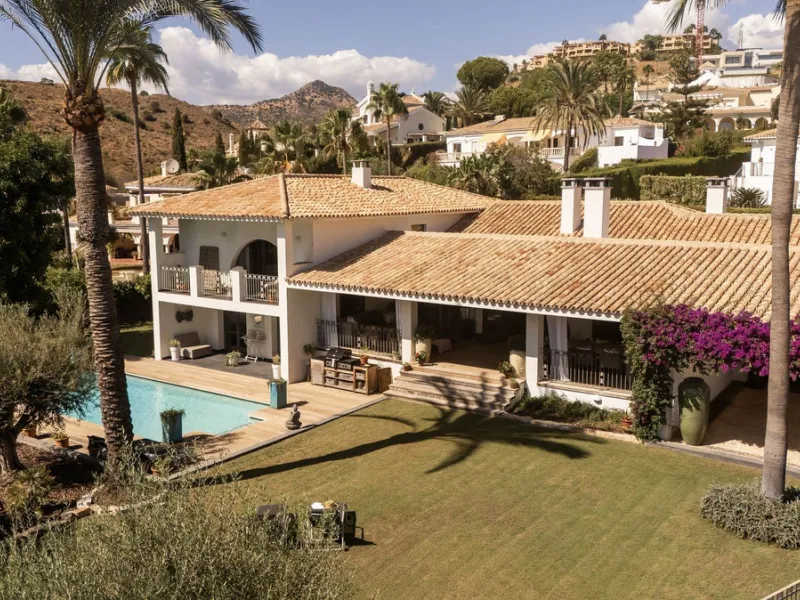 Located in the sought-after Benahavís area above El Paraíso Golf, this villa has a mix of elegance with andalucian charm. It sits on a elevated plot in a quiet cul-de-sac, offering privacy, sea views,tranquility and easy access to Marbella-Estepona.