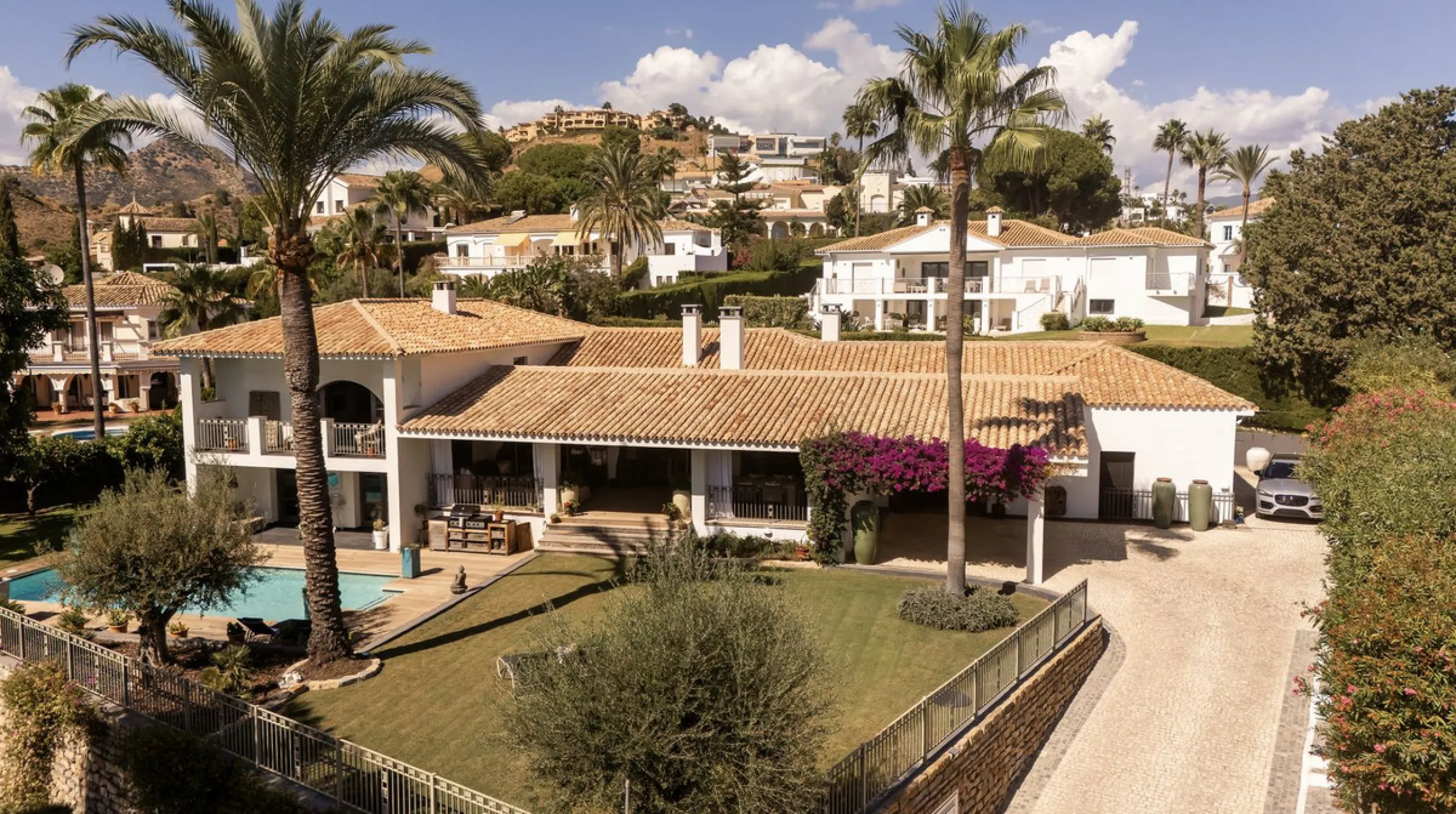 Located in the sought-after Benahavís area above El Paraíso Golf, this villa has a mix of elegance with andalucian charm. It sits on a elevated plot in a quiet cul-de-sac, offering privacy, sea views,tranquility and easy access to Marbella-Estepona.
