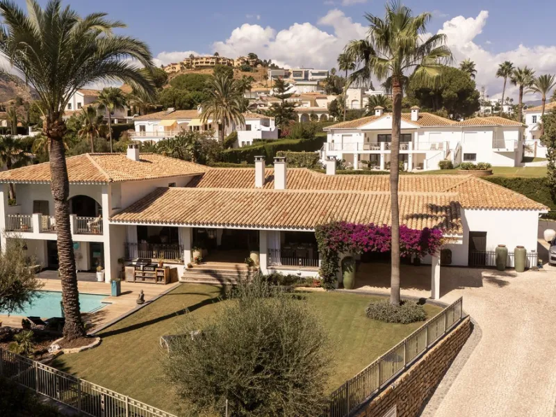 Located in the sought-after Benahavís area above El Paraíso Golf, this villa has a mix of elegance with andalucian charm. It sits on a elevated plot in a quiet cul-de-sac, offering privacy, sea views,tranquility and easy access to Marbella-Estepona.