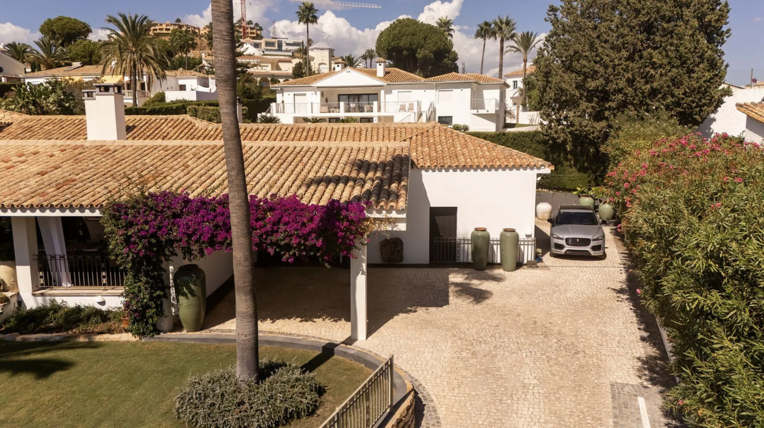 Located in the sought-after Benahavís area above El Paraíso Golf, this villa has a mix of elegance with andalucian charm. It sits on a elevated plot in a quiet cul-de-sac, offering privacy, sea views,tranquility and easy access to Marbella-Estepona.