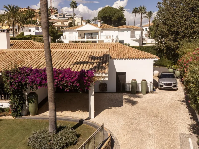 Located in the sought-after Benahavís area above El Paraíso Golf, this villa has a mix of elegance with andalucian charm. It sits on a elevated plot in a quiet cul-de-sac, offering privacy, sea views,tranquility and easy access to Marbella-Estepona.