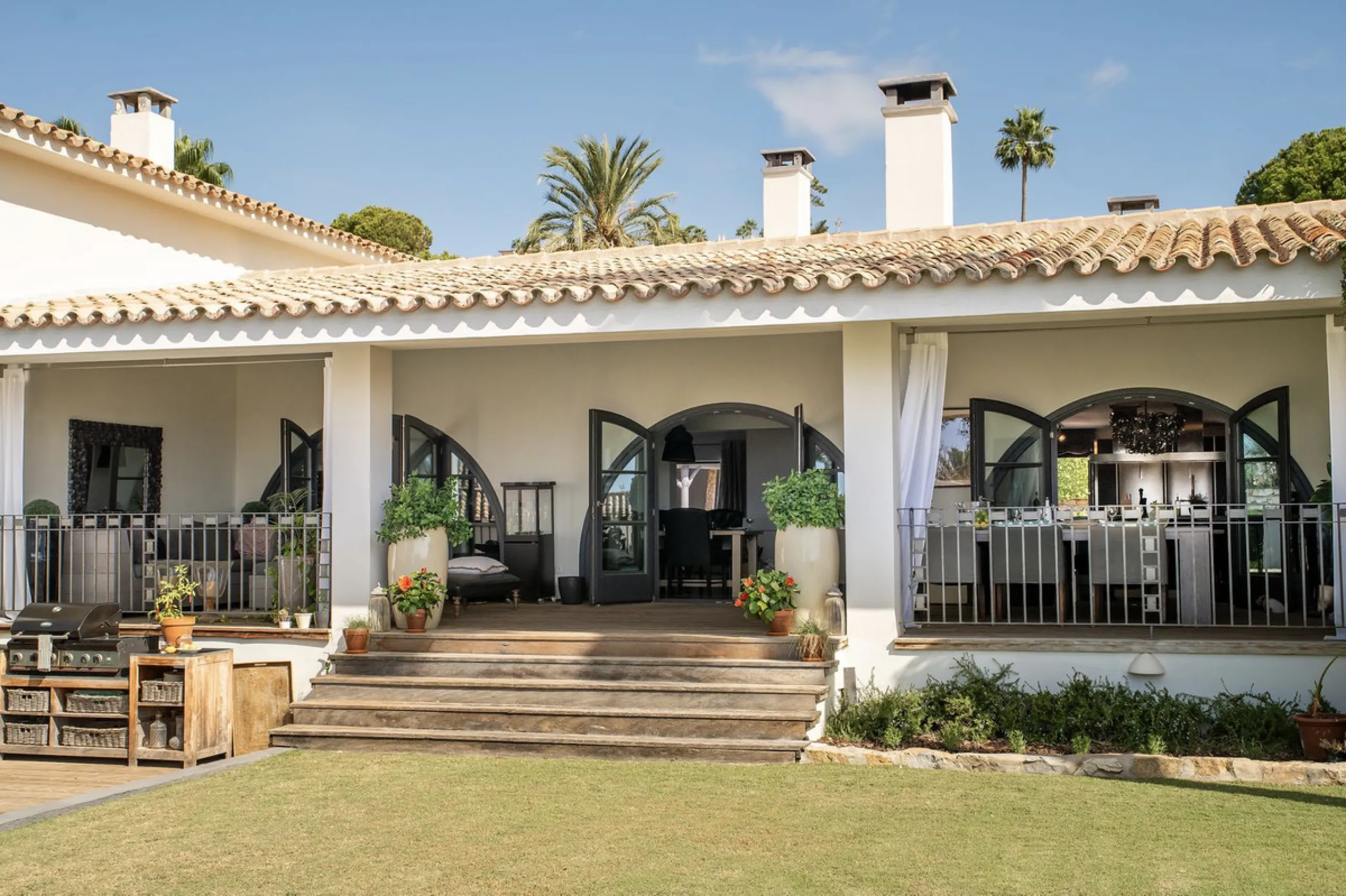 Located in the sought-after Benahavís area above El Paraíso Golf, this villa has a mix of elegance with andalucian charm. It sits on a elevated plot in a quiet cul-de-sac, offering privacy, sea views,tranquility and easy access to Marbella-Estepona.