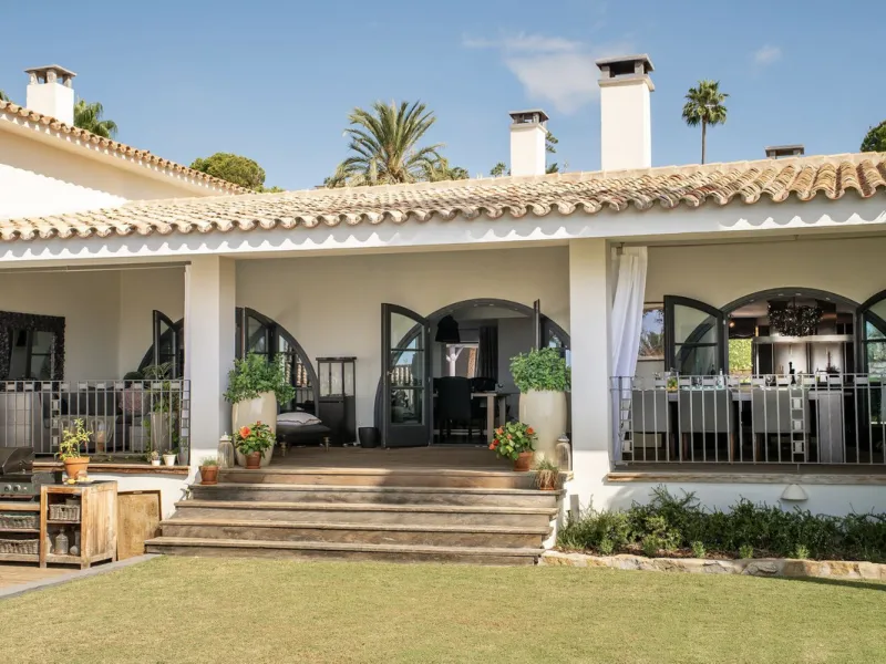 Located in the sought-after Benahavís area above El Paraíso Golf, this villa has a mix of elegance with andalucian charm. It sits on a elevated plot in a quiet cul-de-sac, offering privacy, sea views,tranquility and easy access to Marbella-Estepona.