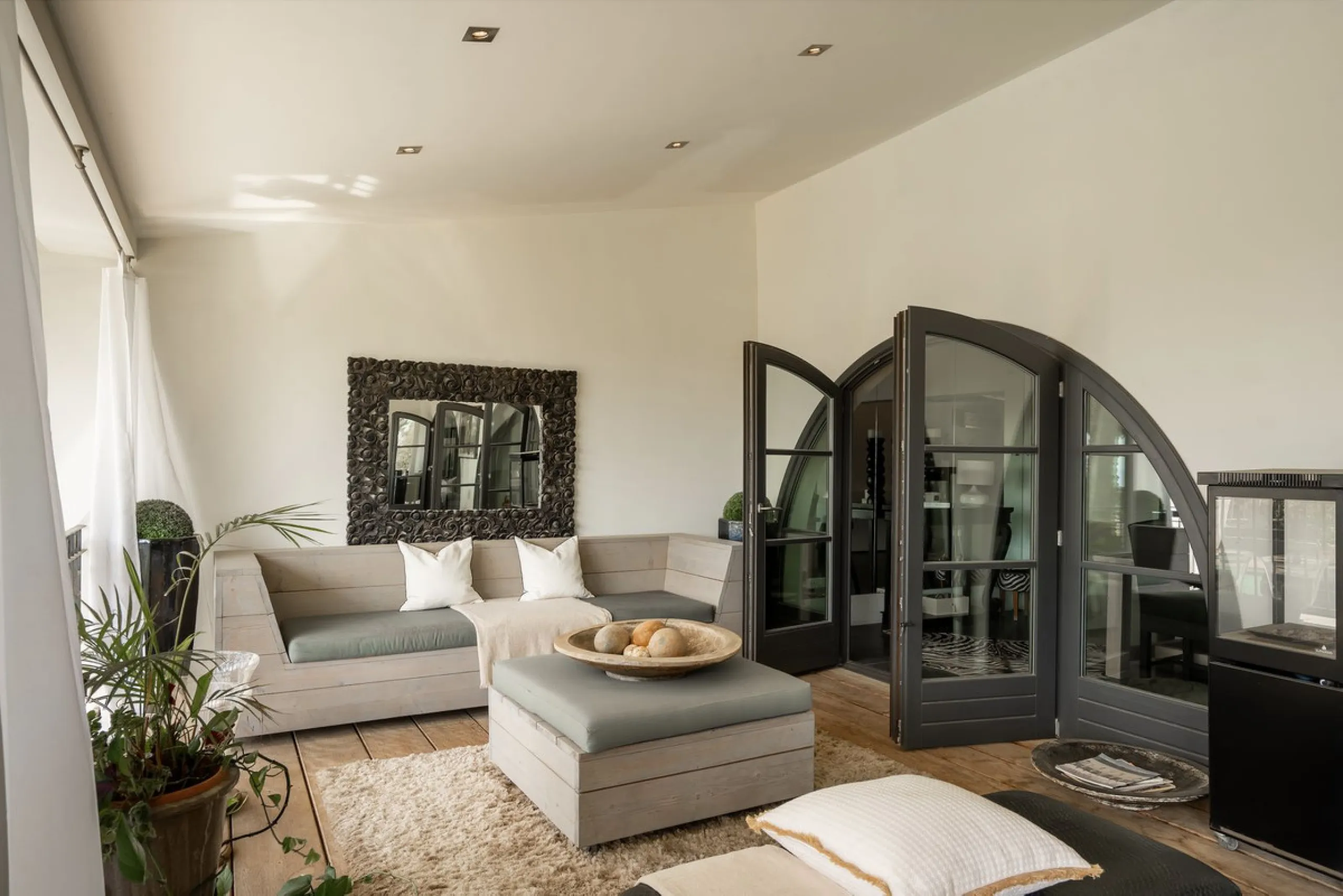 Located in the sought-after Benahavís area above El Paraíso Golf, this villa has a mix of elegance with andalucian charm. It sits on a elevated plot in a quiet cul-de-sac, offering privacy, sea views,tranquility and easy access to Marbella-Estepona.