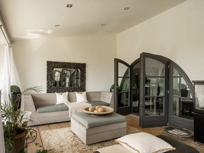 Located in the sought-after Benahavís area above El Paraíso Golf, this villa has a mix of elegance with andalucian charm. It sits on a elevated plot in a quiet cul-de-sac, offering privacy, sea views,tranquility and easy access to Marbella-Estepona.