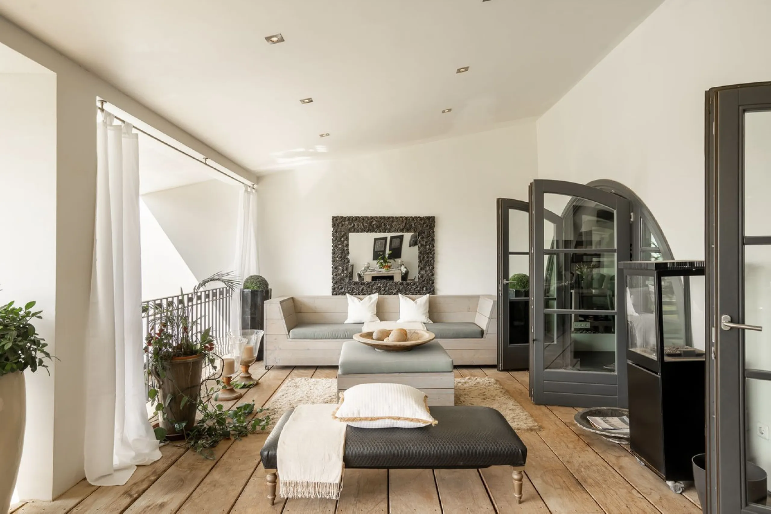Located in the sought-after Benahavís area above El Paraíso Golf, this villa has a mix of elegance with andalucian charm. It sits on a elevated plot in a quiet cul-de-sac, offering privacy, sea views,tranquility and easy access to Marbella-Estepona.