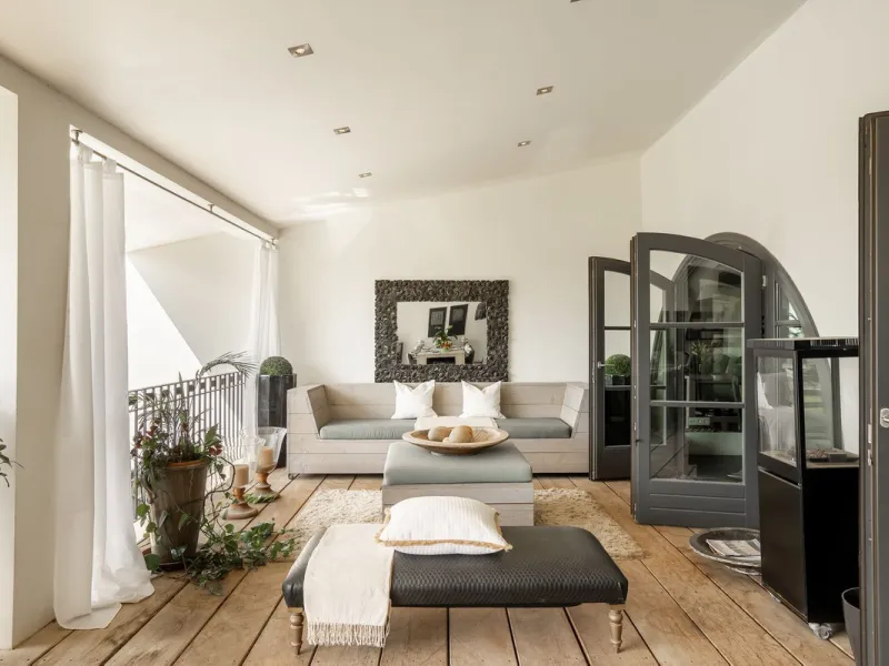 Located in the sought-after Benahavís area above El Paraíso Golf, this villa has a mix of elegance with andalucian charm. It sits on a elevated plot in a quiet cul-de-sac, offering privacy, sea views,tranquility and easy access to Marbella-Estepona.