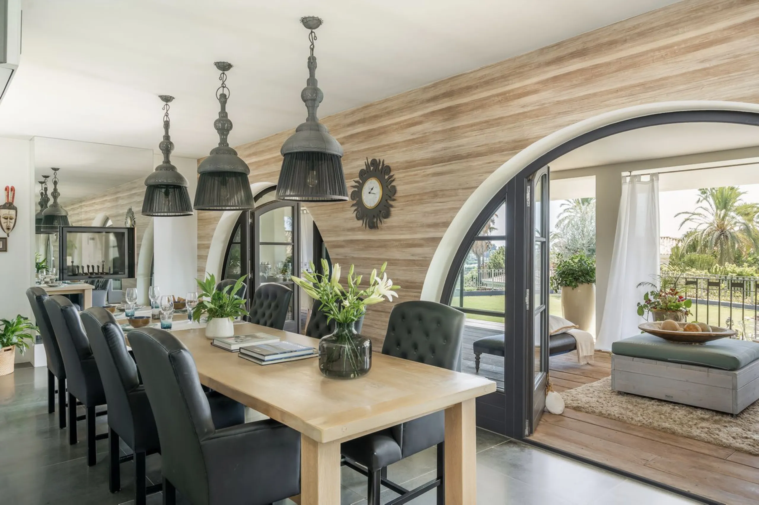 Located in the sought-after Benahavís area above El Paraíso Golf, this villa has a mix of elegance with andalucian charm. It sits on a elevated plot in a quiet cul-de-sac, offering privacy, sea views,tranquility and easy access to Marbella-Estepona.