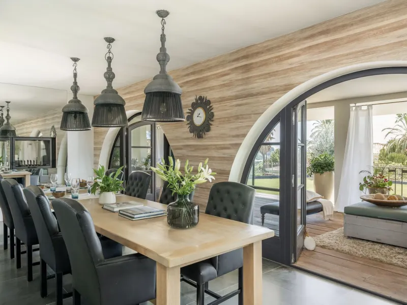 Located in the sought-after Benahavís area above El Paraíso Golf, this villa has a mix of elegance with andalucian charm. It sits on a elevated plot in a quiet cul-de-sac, offering privacy, sea views,tranquility and easy access to Marbella-Estepona.