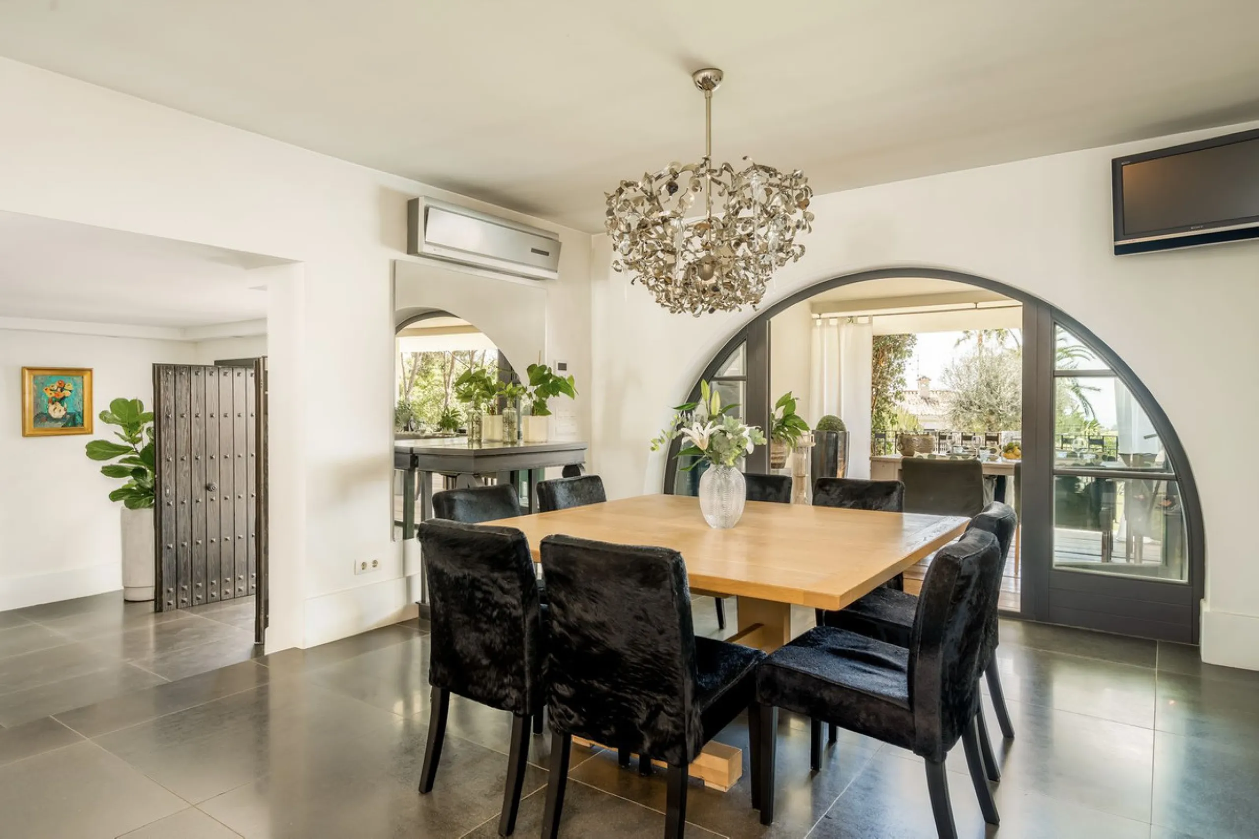 Located in the sought-after Benahavís area above El Paraíso Golf, this villa has a mix of elegance with andalucian charm. It sits on a elevated plot in a quiet cul-de-sac, offering privacy, sea views,tranquility and easy access to Marbella-Estepona.