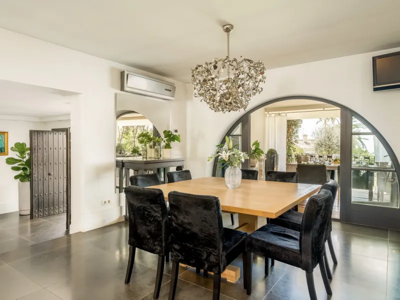 Located in the sought-after Benahavís area above El Paraíso Golf, this villa has a mix of elegance with andalucian charm. It sits on a elevated plot in a quiet cul-de-sac, offering privacy, sea views,tranquility and easy access to Marbella-Estepona.