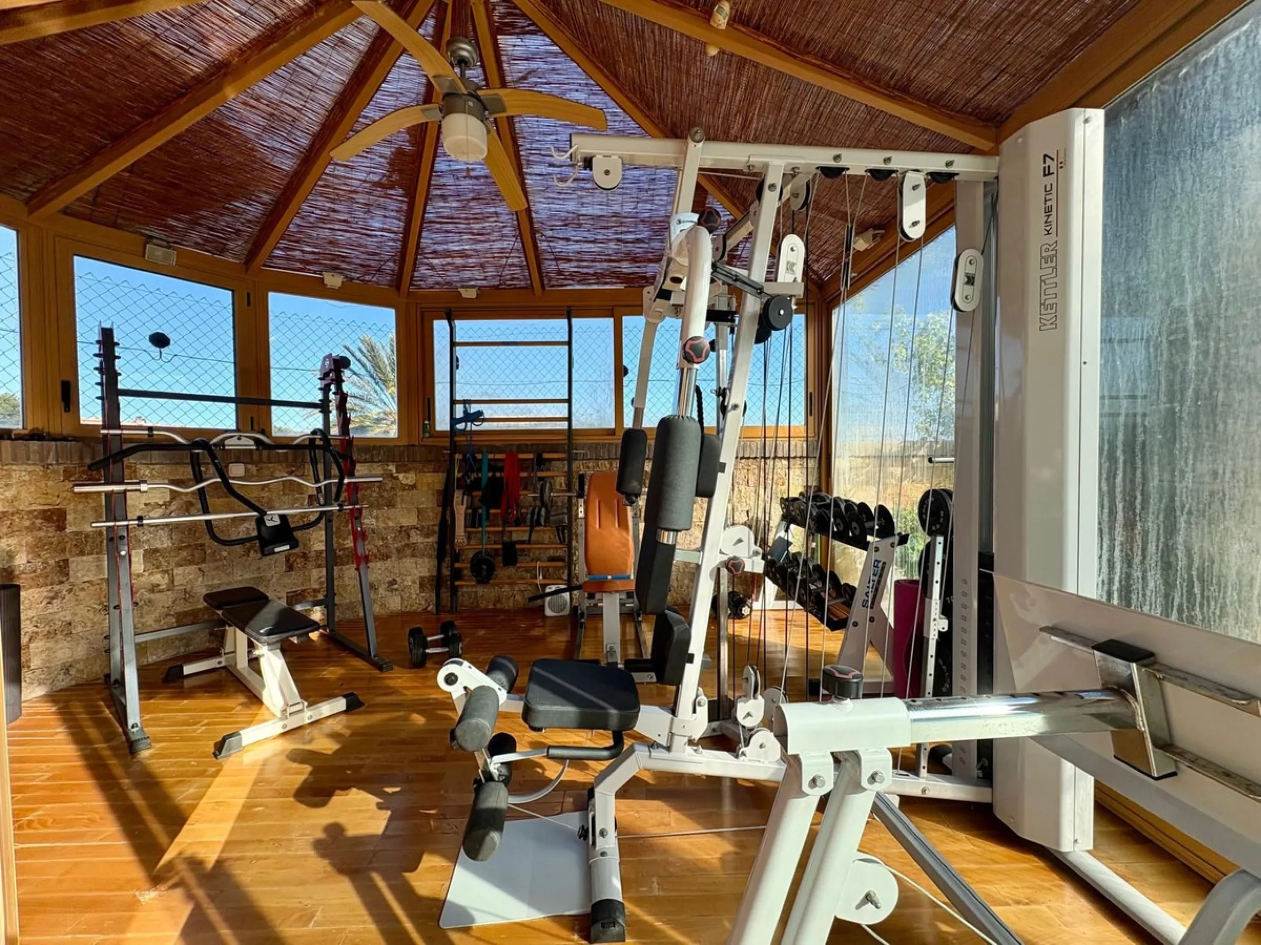 House - Detached Villa в продаже в Fuengirola, Málaga. В доме 5 спален и 4 ванных комнат. Площадь дома 504 м². Площадь участка 2437 м²