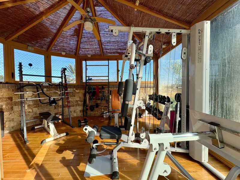 House - Detached Villa в продаже в Fuengirola, Málaga. В доме 5 спален и 4 ванных комнат. Площадь дома 504 м². Площадь участка 2437 м²