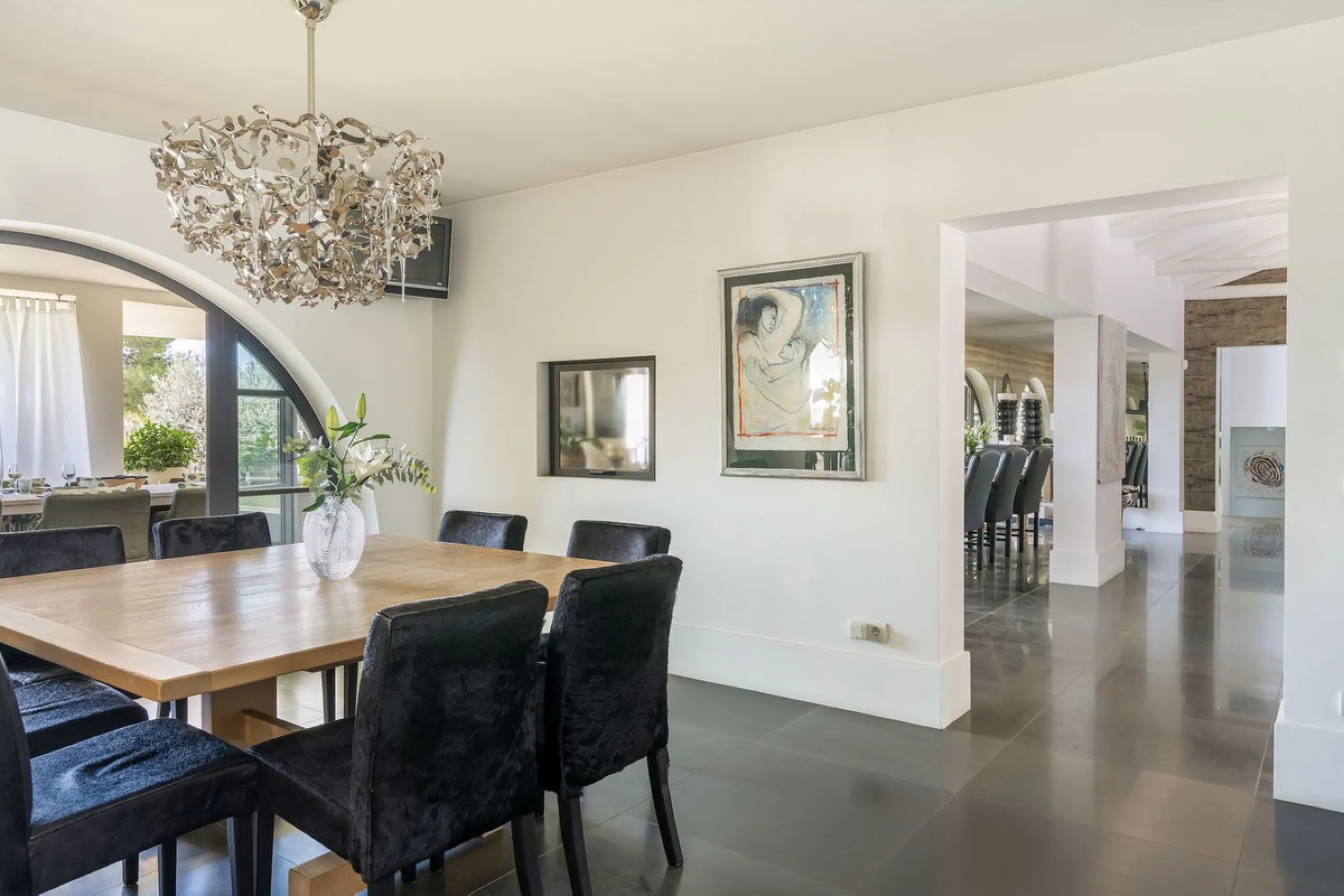 Located in the sought-after Benahavís area above El Paraíso Golf, this villa has a mix of elegance with andalucian charm. It sits on a elevated plot in a quiet cul-de-sac, offering privacy, sea views,tranquility and easy access to Marbella-Estepona.