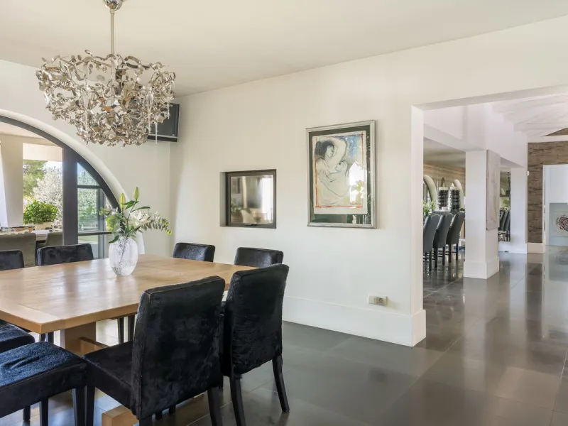 Located in the sought-after Benahavís area above El Paraíso Golf, this villa has a mix of elegance with andalucian charm. It sits on a elevated plot in a quiet cul-de-sac, offering privacy, sea views,tranquility and easy access to Marbella-Estepona.