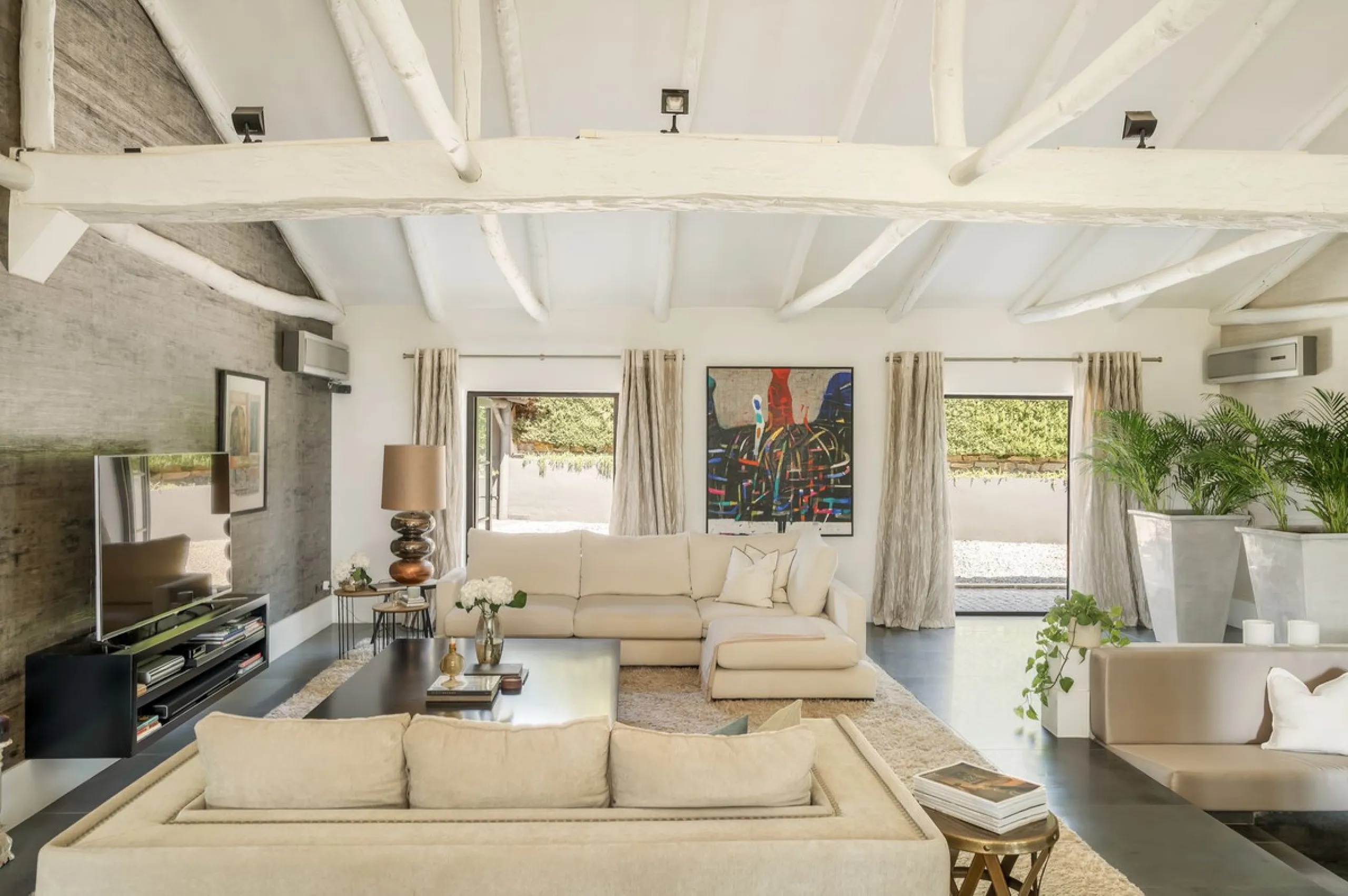 Located in the sought-after Benahavís area above El Paraíso Golf, this villa has a mix of elegance with andalucian charm. It sits on a elevated plot in a quiet cul-de-sac, offering privacy, sea views,tranquility and easy access to Marbella-Estepona.
